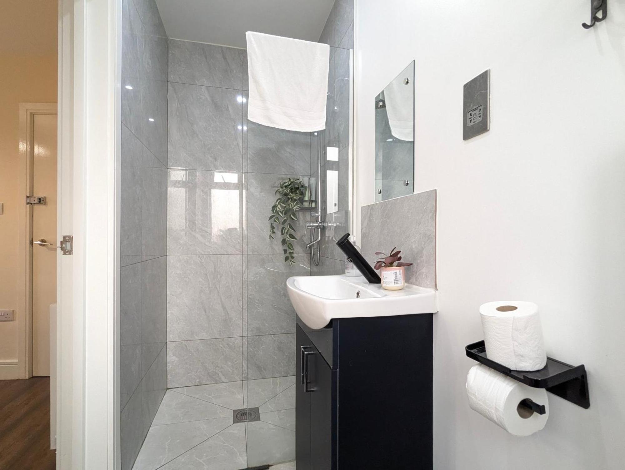 2 Ensuite Bedroom House Near Centre Free Parking