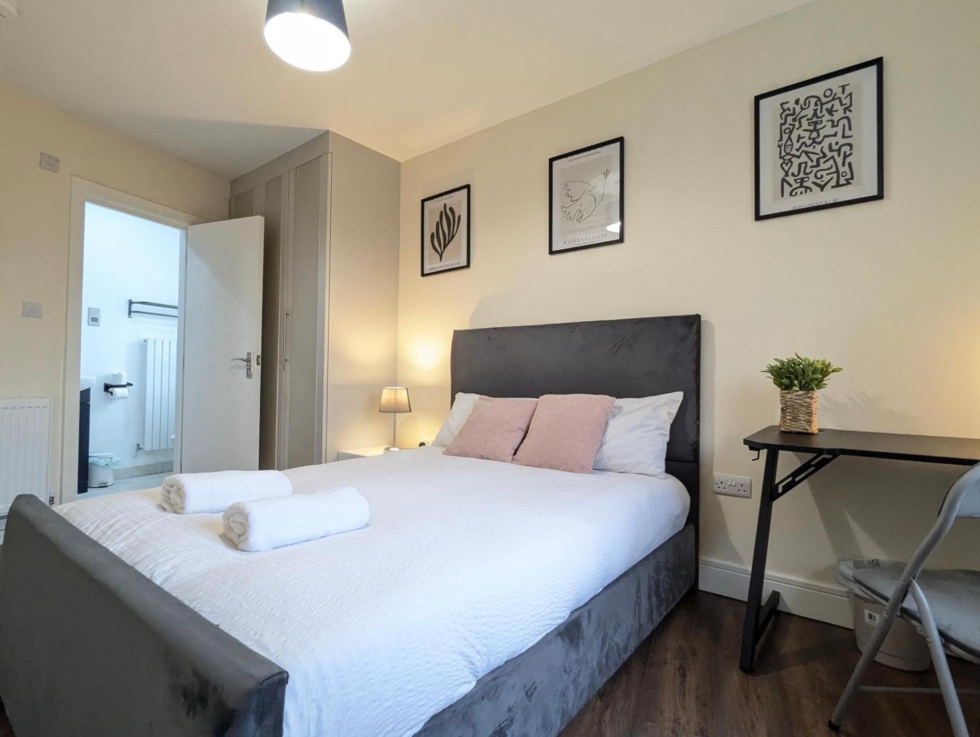 2 Ensuite Bedroom House Near Centre Free Parking Holiday home *