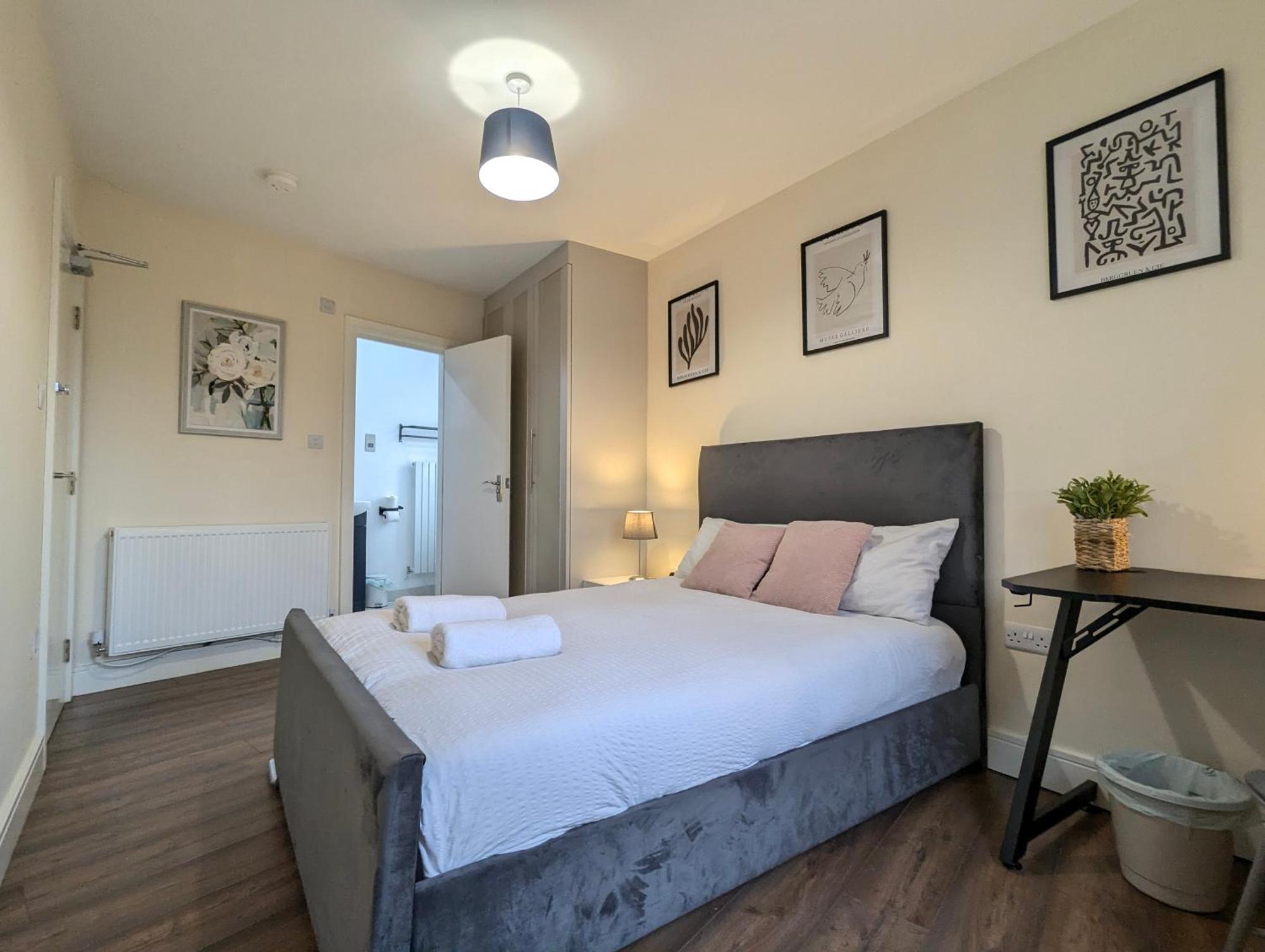 Holiday home 2 Ensuite Bedroom House Near Centre Free Parking *